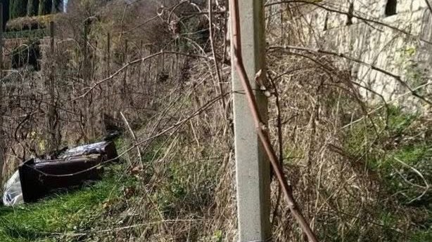 Bidoni vandalizzati al ‘Monte di Mozzo’: al vaglio le telecamere