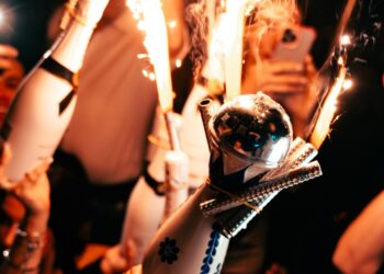 Tragedia di Crans Montana, Bobadilla e Capogiro sospendono le “fiamme sceniche”