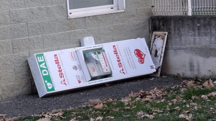 Episodi di inciviltà nell’Isola: DAE distrutto, furti al cimitero e danni alla casetta dell’acqua