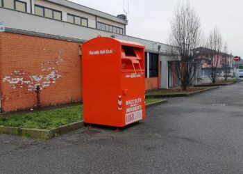 Madone, vandalismo lampo: danneggiato (e subito riparato) il nuovo raccoglitore di abiti usati