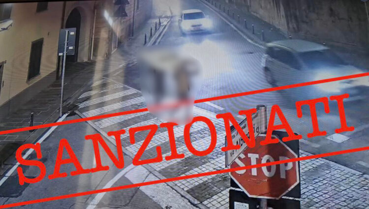 Capriate, abbandonano un materasso in strada: identificati e multati con mille euro a testa – FOTO