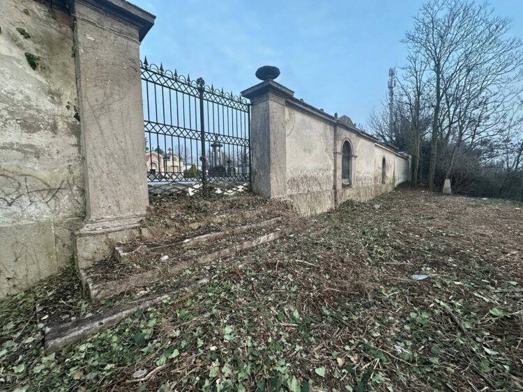 Capriate, via i rovi: riemerge l’antico ingresso del cimitero affacciato sull’Adda – FOTO