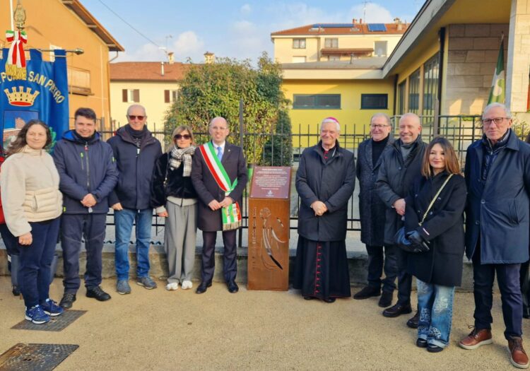 Ponte San Pietro, il Villaggio cambia volto: inaugurata la nuova via Papa Giovanni XXIII con il Vescovo Beschi – FOTO