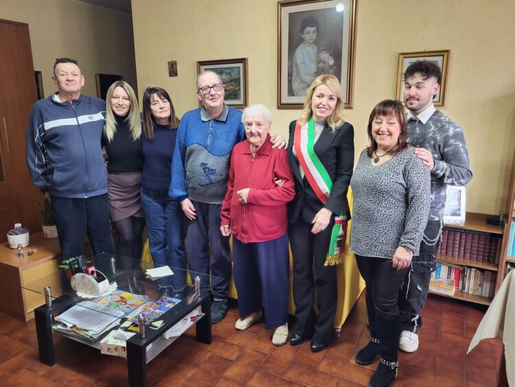 Festa grande a Prezzate: la signora Chiara Bonomi spegne 100 candeline