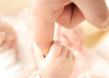 Mozzo sostiene le famiglie: in arrivo un bonus da 500 euro per i nati nel 2026 e l’ostetrica a domicilio