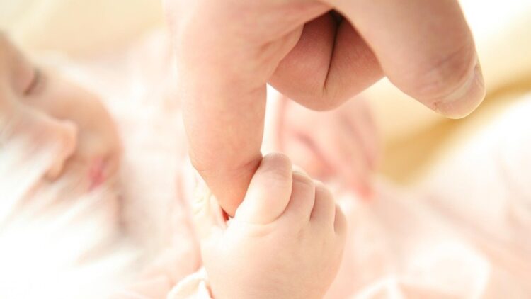 Mozzo sostiene le famiglie: in arrivo un bonus da 500 euro per i nati nel 2026 e l’ostetrica a domicilio