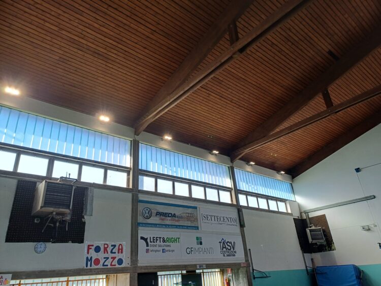 Mozzo, nuova illuminazione per la palestra della scuola Brolis: consumi tagliati del 70% – FOTO