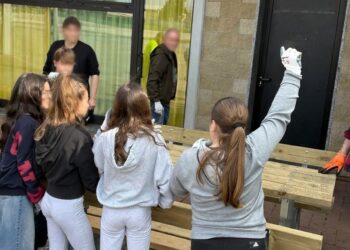 Bonate Sopra, la migliore risposta ai vandali: i ragazzi delle medie restaurano i tavoli del parco – FOTOGALLERY