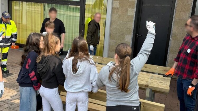 Bonate Sopra, la migliore risposta ai vandali: i ragazzi delle medie restaurano i tavoli del parco – FOTOGALLERY