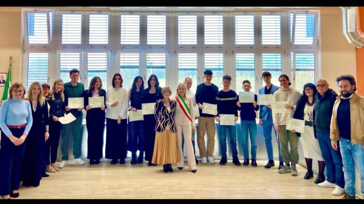 Mapello premia il merito: consegnate le borse di studio a 24 giovani eccellenze