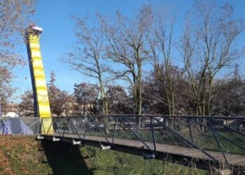 Presezzo, lavori in corso: chiuso per manutenzione il ponticello pedonale sul Lesina