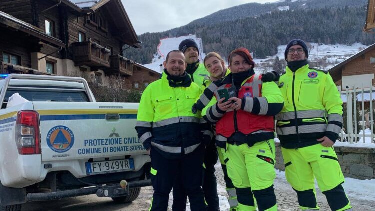 “Costa fatica, ma fa bene al cuore”: da Bonate Sopra alle Olimpiadi, la lezione di vita della Protezione Civile