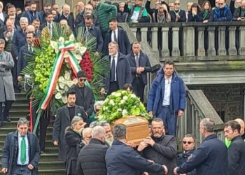 L’ultimo abbraccio di Pontida a Umberto Bossi: il “Va’ pensiero” e il commosso corteo al Pratone – FOTOGALLERY