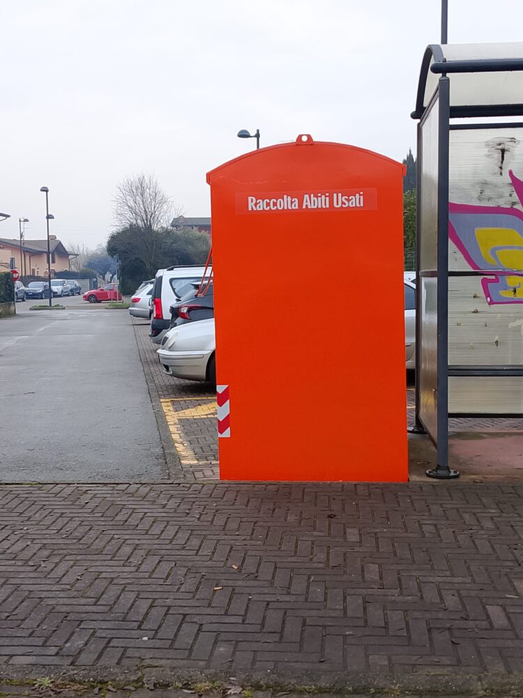 Madone, nuovi raccoglitori per i vestiti usati: ma i vandali colpiscono il giorno stesso