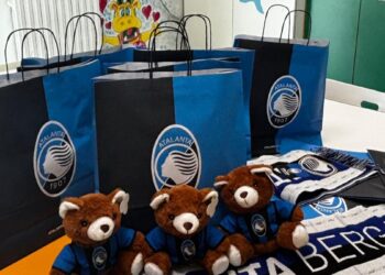 Sorpresa nerazzurra in Pediatria: l’Atalanta dona peluche e sciarpe ai piccoli pazienti per Pasqua