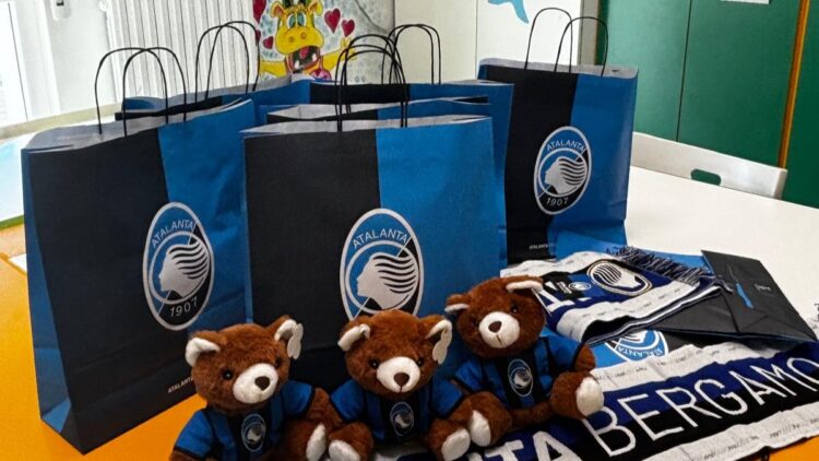 Sorpresa nerazzurra in Pediatria: l’Atalanta dona peluche e sciarpe ai piccoli pazienti per Pasqua