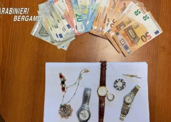 Si finge carabiniere e deruba un’anziana a Mapello: intercettato alla stazione e arrestato con il bottino