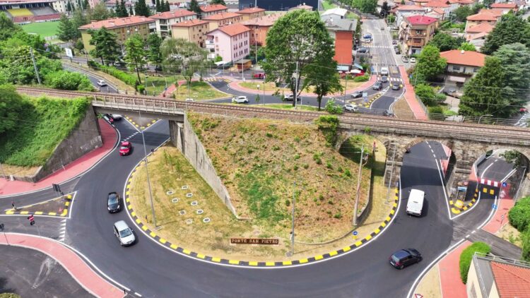 Rotatoria dello “Zecchetti” a Ponte San Pietro, cercasi sponsor per il verde: c’è tempo fino a domani a mezzogiorno