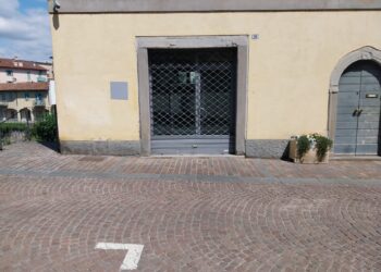 Via Garibaldi cambia volto: a Ponte San Pietro arriva il primo negozio H24; e sui social scatta il dibattito – FOTO