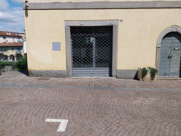 Via Garibaldi cambia volto: a Ponte San Pietro arriva il primo negozio H24; e sui social scatta il dibattito – FOTO