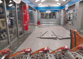 Assalto da professionisti a Mozzo: banda con pick-up ariete svaligia la gioielleria Corna – FOTO
