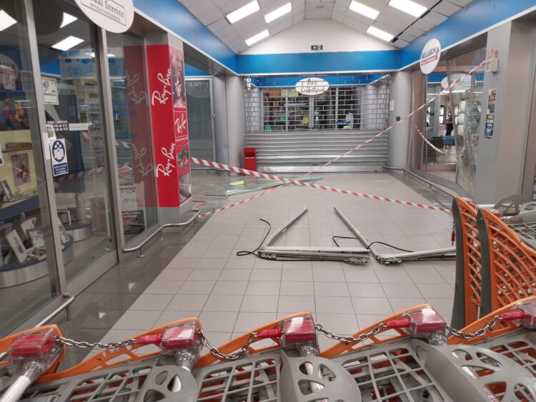 Assalto da professionisti a Mozzo: banda con pick-up ariete svaligia la gioielleria Corna – FOTO