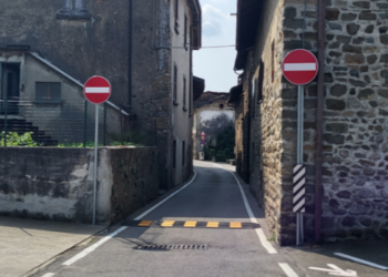 Viabilità a Villa d’Adda: scoppia la protesta in via Robasacchi dopo l’introduzione del senso unico
