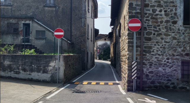 Viabilità a Villa d’Adda: scoppia la protesta in via Robasacchi dopo l’introduzione del senso unico